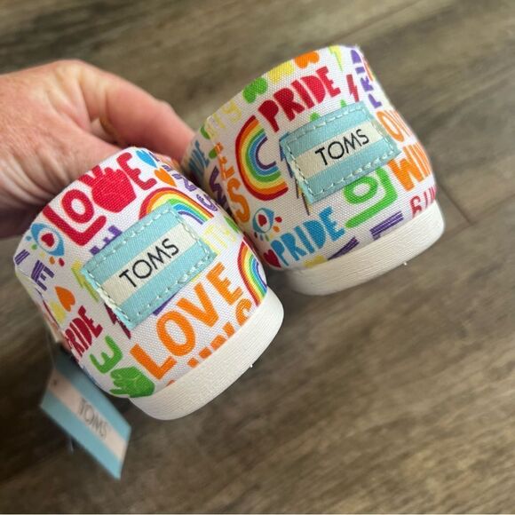 𝅺Toms Alpargata Unity Love Wins Slip on Shoes NWT Size 5 Pride Rainbow Sneakers - Picture 5 of 10